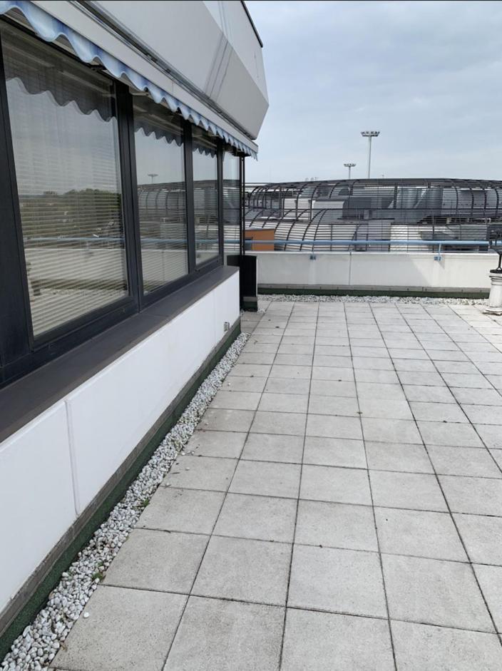 Im Herzen Von Wiesdorf- Blick Auf Das Bayer-Kreuz -Appartement Mit 2 Schlafzimmern-Fuer 3 Personen -Zentral Gelegen - Friedrich Ebert Platz 5A , 4Te Etage - Dachterrasse Und Sauna - Kaution Pflicht - เลเวอร์คูเซน ภายนอก รูปภาพ