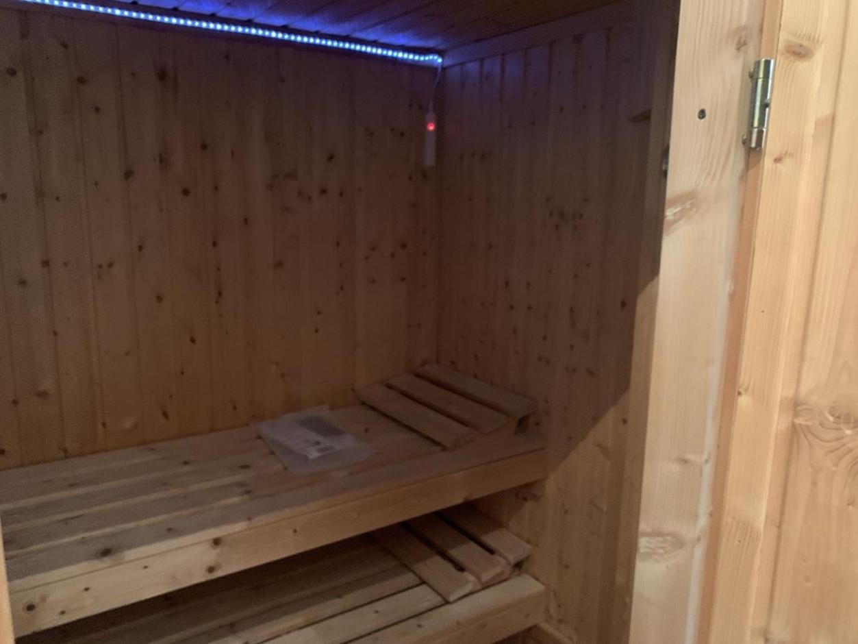 Im Herzen Von Wiesdorf- Blick Auf Das Bayer-Kreuz -Appartement Mit 2 Schlafzimmern-Fuer 3 Personen -Zentral Gelegen - Friedrich Ebert Platz 5A , 4Te Etage - Dachterrasse Und Sauna - Kaution Pflicht - เลเวอร์คูเซน ภายนอก รูปภาพ