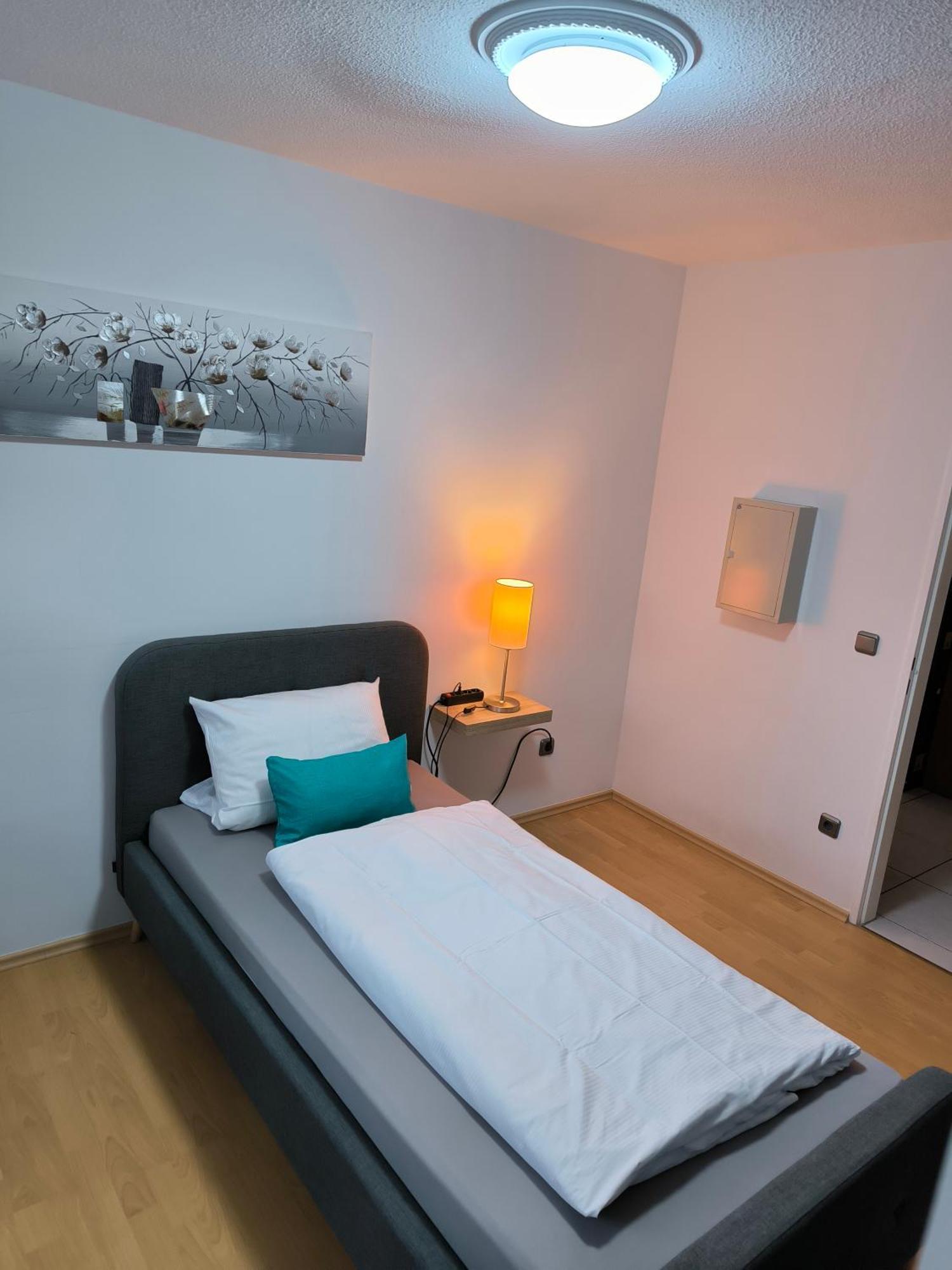 Im Herzen Von Wiesdorf- Blick Auf Das Bayer-Kreuz -Appartement Mit 2 Schlafzimmern-Fuer 3 Personen -Zentral Gelegen - Friedrich Ebert Platz 5A , 4Te Etage - Dachterrasse Und Sauna - Kaution Pflicht - เลเวอร์คูเซน ภายนอก รูปภาพ