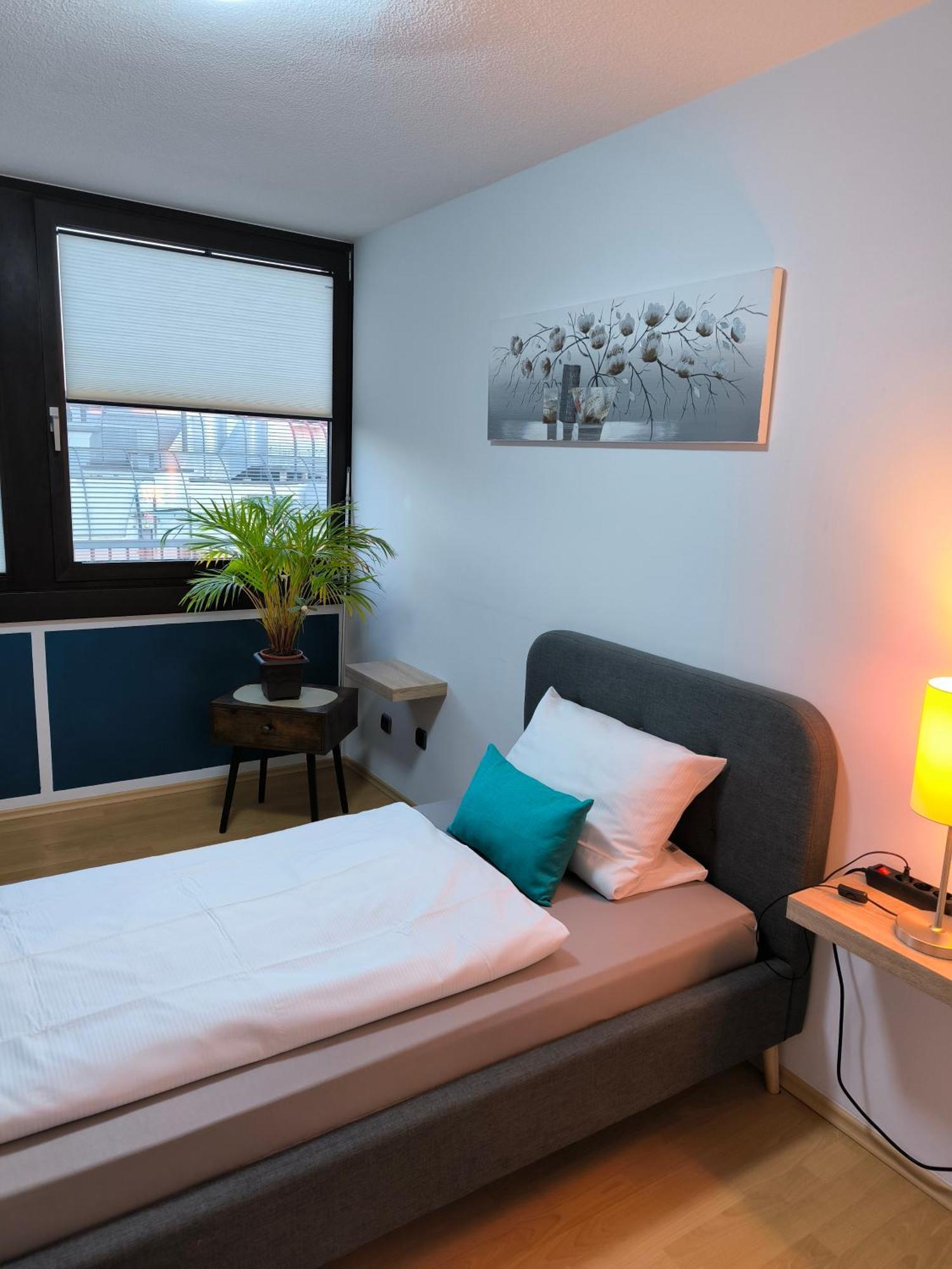 Im Herzen Von Wiesdorf- Blick Auf Das Bayer-Kreuz -Appartement Mit 2 Schlafzimmern-Fuer 3 Personen -Zentral Gelegen - Friedrich Ebert Platz 5A , 4Te Etage - Dachterrasse Und Sauna - Kaution Pflicht - เลเวอร์คูเซน ภายนอก รูปภาพ