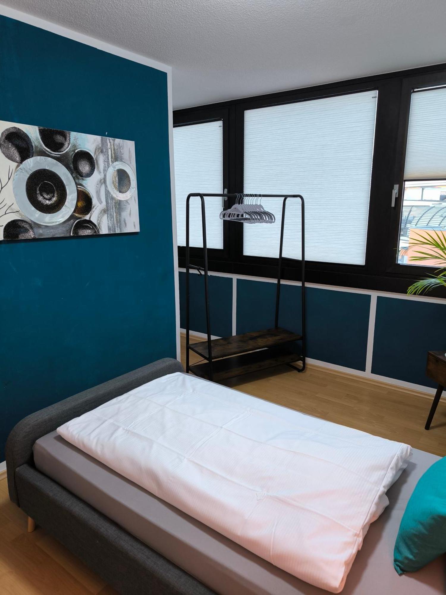 Im Herzen Von Wiesdorf- Blick Auf Das Bayer-Kreuz -Appartement Mit 2 Schlafzimmern-Fuer 3 Personen -Zentral Gelegen - Friedrich Ebert Platz 5A , 4Te Etage - Dachterrasse Und Sauna - Kaution Pflicht - เลเวอร์คูเซน ภายนอก รูปภาพ