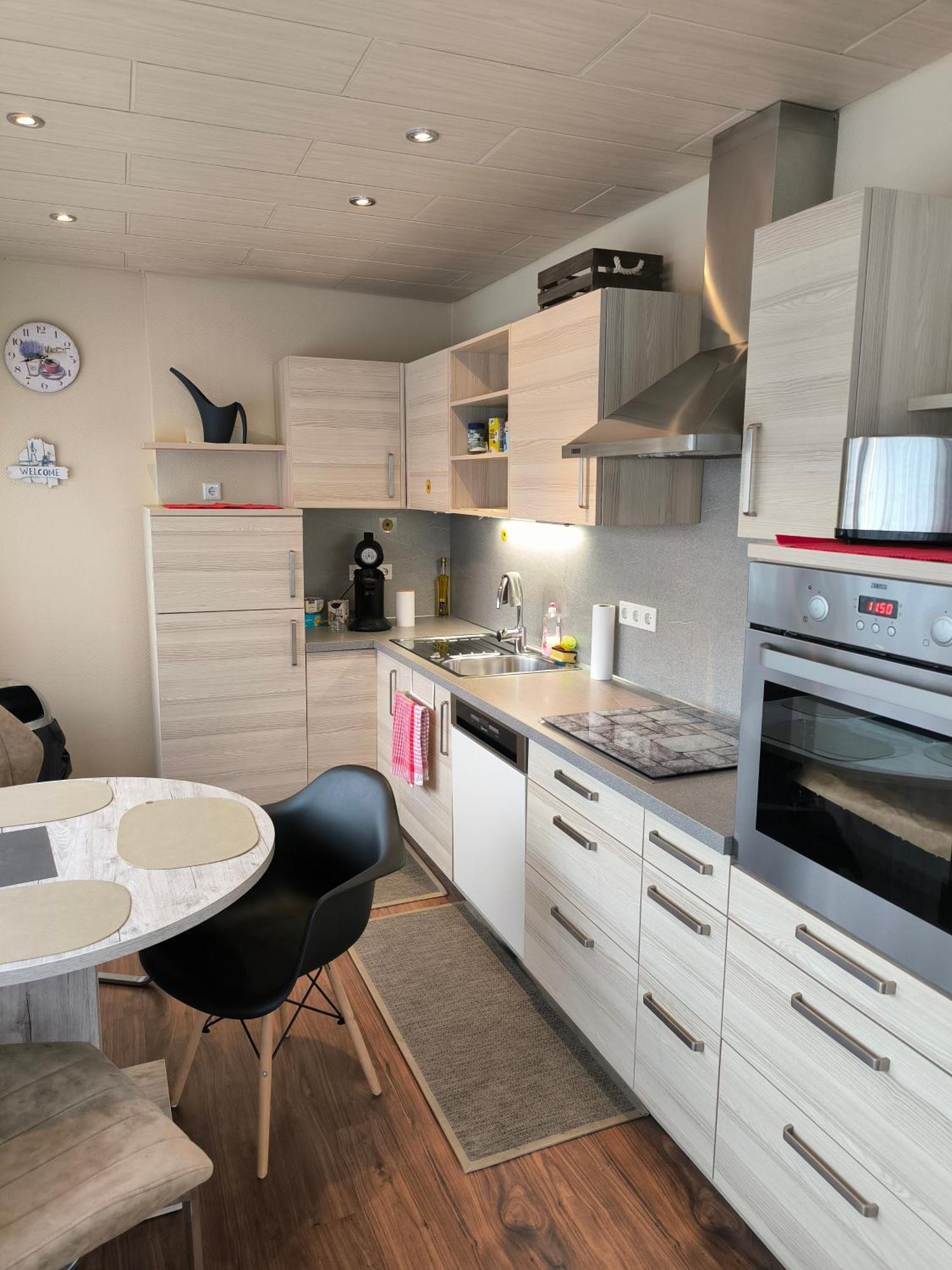 Im Herzen Von Wiesdorf- Blick Auf Das Bayer-Kreuz -Appartement Mit 2 Schlafzimmern-Fuer 3 Personen -Zentral Gelegen - Friedrich Ebert Platz 5A , 4Te Etage - Dachterrasse Und Sauna - Kaution Pflicht - เลเวอร์คูเซน ภายนอก รูปภาพ