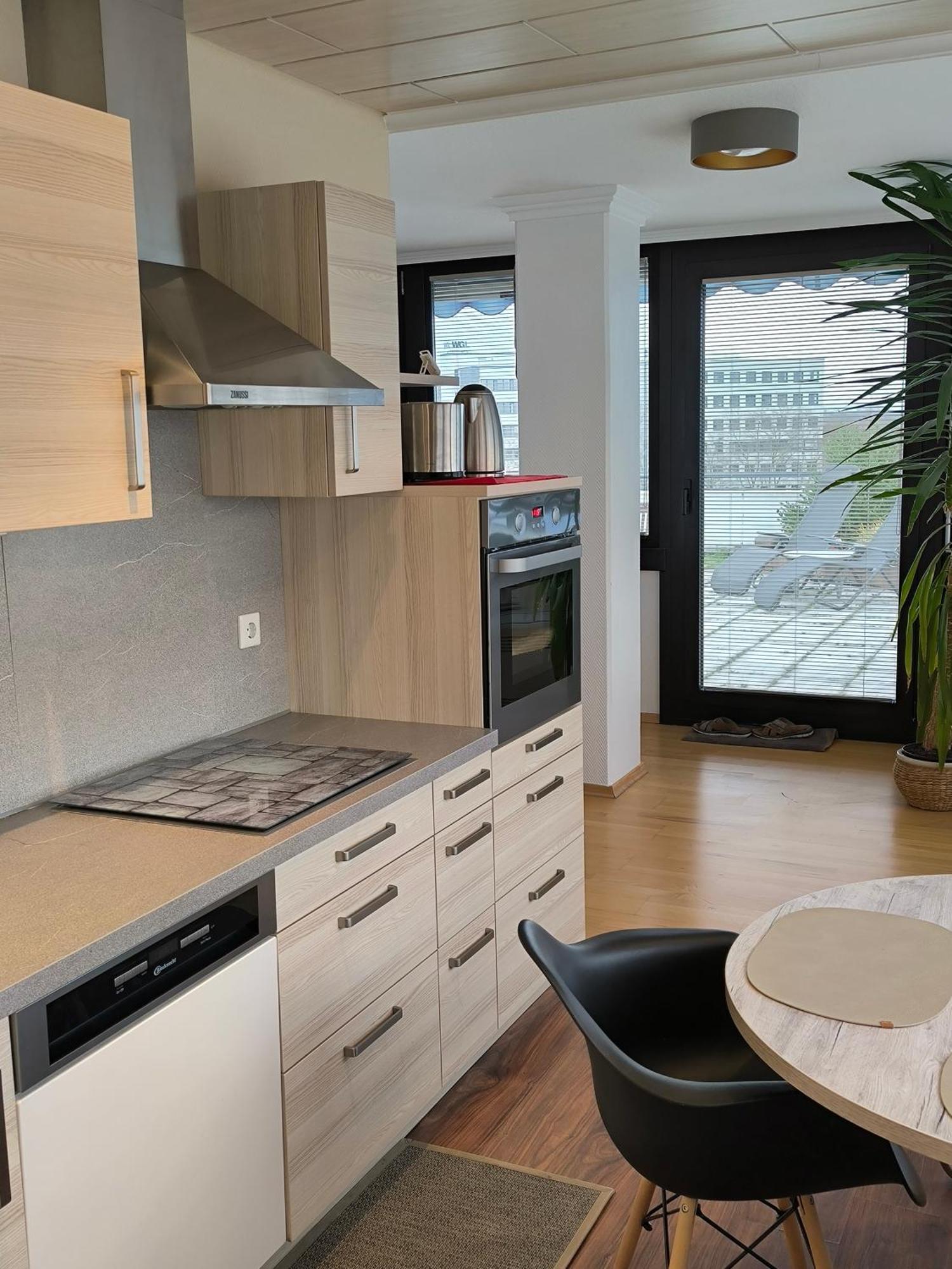 Im Herzen Von Wiesdorf- Blick Auf Das Bayer-Kreuz -Appartement Mit 2 Schlafzimmern-Fuer 3 Personen -Zentral Gelegen - Friedrich Ebert Platz 5A , 4Te Etage - Dachterrasse Und Sauna - Kaution Pflicht - เลเวอร์คูเซน ภายนอก รูปภาพ